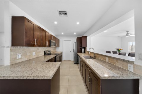 House in Miami, Florida 4 bedrooms, 183.39 sq.m. № 2073840 - photo 7