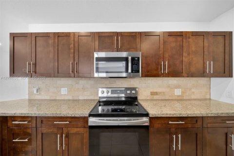 House in Miami, Florida 4 bedrooms, 183.39 sq.m. № 2073840 - photo 10