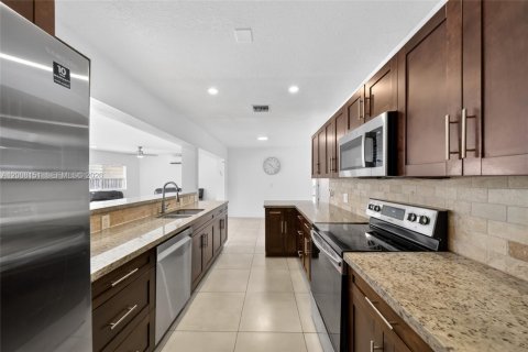 House in Miami, Florida 4 bedrooms, 183.39 sq.m. № 2073840 - photo 8