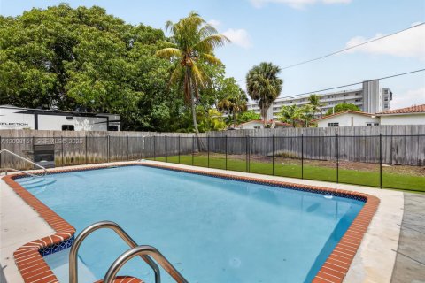 House in Miami, Florida 4 bedrooms, 183.39 sq.m. № 2073840 - photo 29