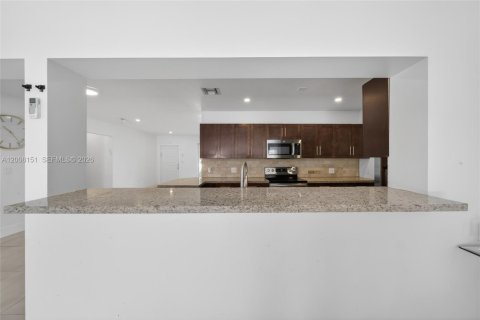 House in Miami, Florida 4 bedrooms, 183.39 sq.m. № 2073840 - photo 11
