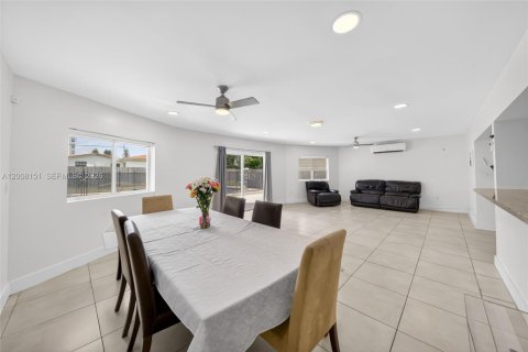 House in Miami, Florida 4 bedrooms, 183.39 sq.m. № 2073840 - photo 15