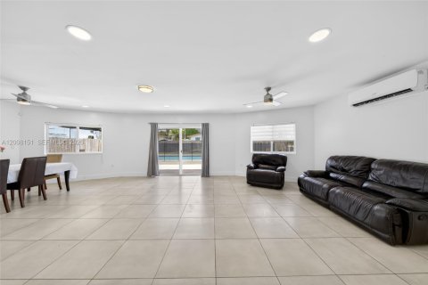 House in Miami, Florida 4 bedrooms, 183.39 sq.m. № 2073840 - photo 13