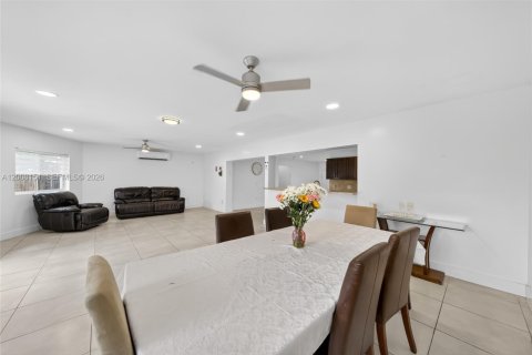 House in Miami, Florida 4 bedrooms, 183.39 sq.m. № 2073840 - photo 16