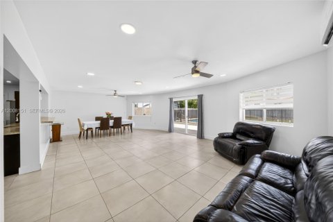 House in Miami, Florida 4 bedrooms, 183.39 sq.m. № 2073840 - photo 14