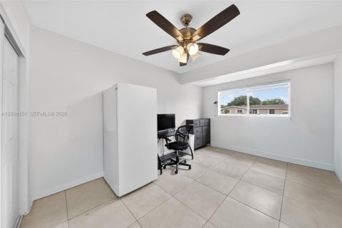 House in Miami, Florida 4 bedrooms, 183.39 sq.m. № 2073840 - photo 25