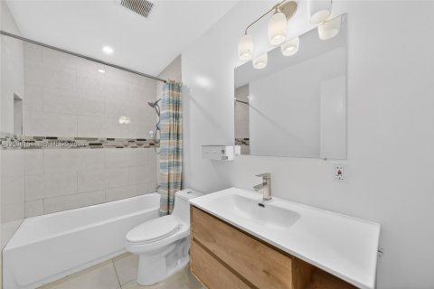 House in Miami, Florida 4 bedrooms, 183.39 sq.m. № 2073840 - photo 18