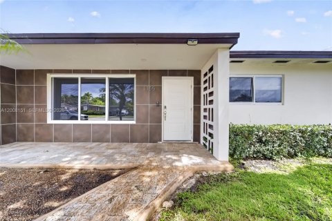 House in Miami, Florida 4 bedrooms, 183.39 sq.m. № 2073840 - photo 4