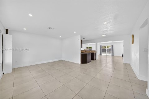 House in Miami, Florida 4 bedrooms, 183.39 sq.m. № 2073840 - photo 5