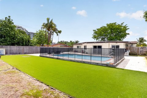 House in Miami, Florida 4 bedrooms, 183.39 sq.m. № 2073840 - photo 27