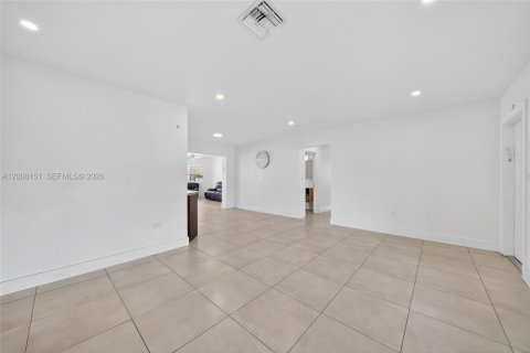 House in Miami, Florida 4 bedrooms, 183.39 sq.m. № 2073840 - photo 6