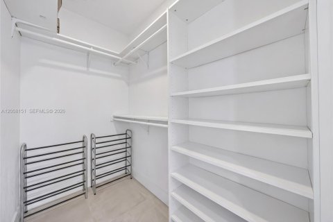 House in Miami, Florida 4 bedrooms, 183.39 sq.m. № 2073840 - photo 23