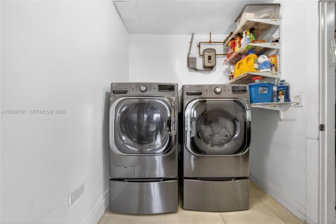 House in Miami, Florida 4 bedrooms, 183.39 sq.m. № 2073840 - photo 24