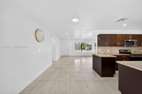 House in Miami, Florida 4 bedrooms, 183.39 sq.m. № 2073840 - photo 12