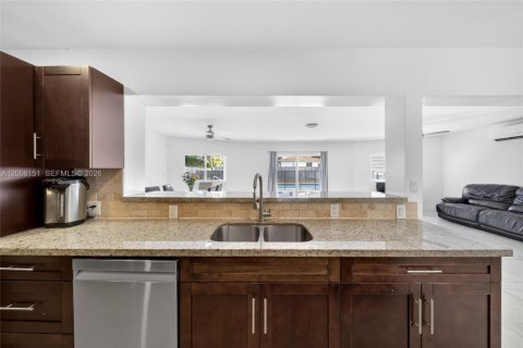 House in Miami, Florida 4 bedrooms, 183.39 sq.m. № 2073840 - photo 9