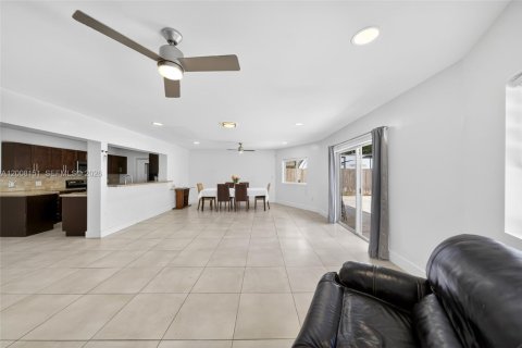 House in Miami, Florida 4 bedrooms, 183.39 sq.m. № 2073840 - photo 17