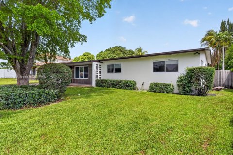 House in Miami, Florida 4 bedrooms, 183.39 sq.m. № 2073840 - photo 2