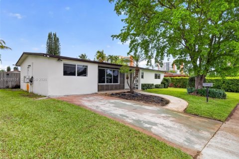 House in Miami, Florida 4 bedrooms, 183.39 sq.m. № 2073840 - photo 3
