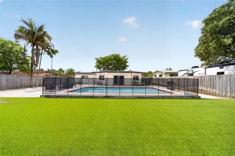 House in Miami, Florida 4 bedrooms, 183.39 sq.m. № 2073840 - photo 26