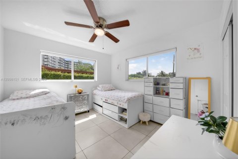 House in Miami, Florida 4 bedrooms, 183.39 sq.m. № 2073840 - photo 20