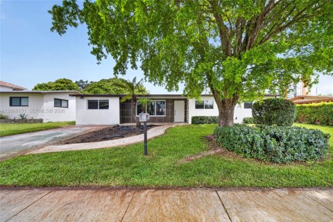 House in Miami, Florida 4 bedrooms, 183.39 sq.m. № 2073840