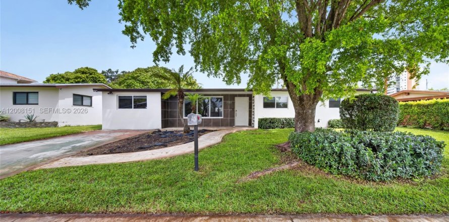 House in Miami, Florida 4 bedrooms, 183.39 sq.m. № 2073840