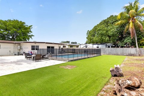 House in Miami, Florida 4 bedrooms, 183.39 sq.m. № 2073840 - photo 28