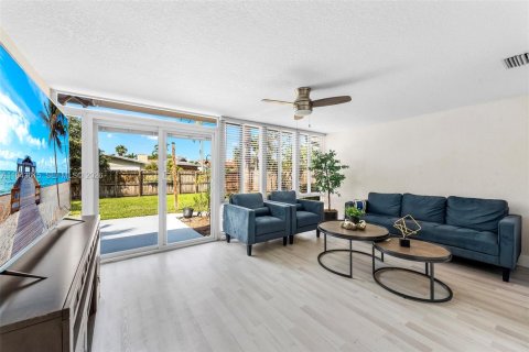 House in Oakland Park, Florida 2 bedrooms, 105.91 sq.m. № 2002388 - photo 11