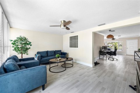 House in Oakland Park, Florida 2 bedrooms, 105.91 sq.m. № 2002388 - photo 10