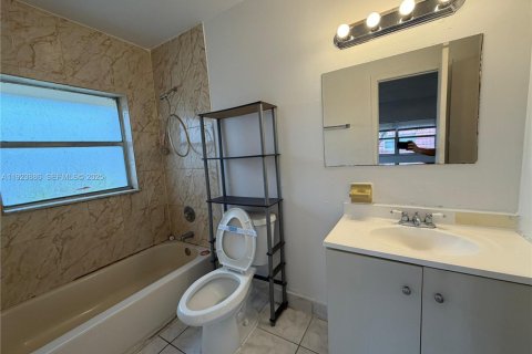 Townhouse in Lauderhill, Florida 2 bedrooms, 94.76 sq.m. № 1982160 - photo 12