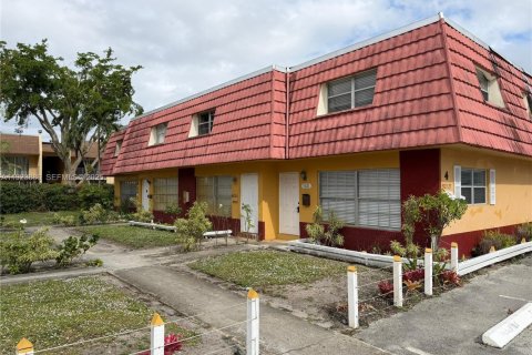 Townhouse in Lauderhill, Florida 2 bedrooms, 94.76 sq.m. № 1982160