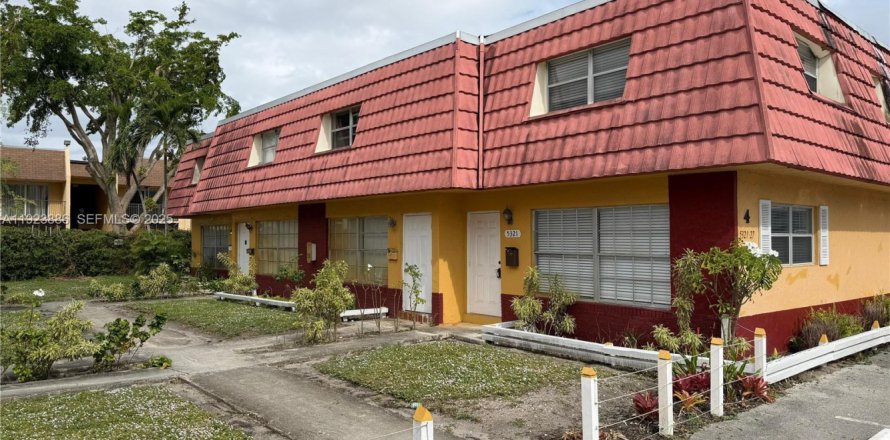 Townhouse in Lauderhill, Florida 2 bedrooms, 94.76 sq.m. № 1982160