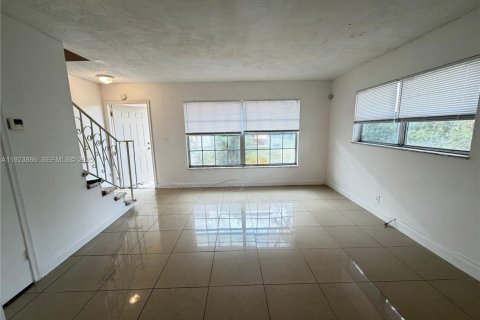 Townhouse in Lauderhill, Florida 2 bedrooms, 94.76 sq.m. № 1982160 - photo 8