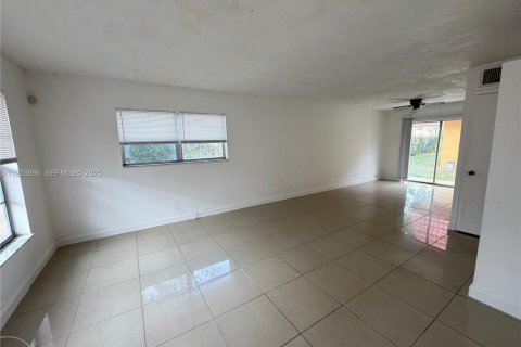 Townhouse in Lauderhill, Florida 2 bedrooms, 94.76 sq.m. № 1982160 - photo 4