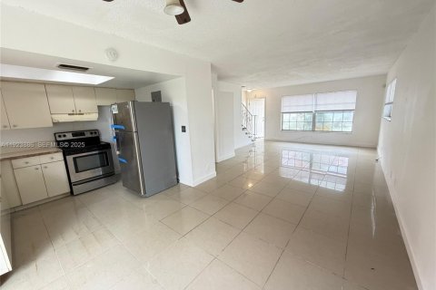 Townhouse in Lauderhill, Florida 2 bedrooms, 94.76 sq.m. № 1982160 - photo 5