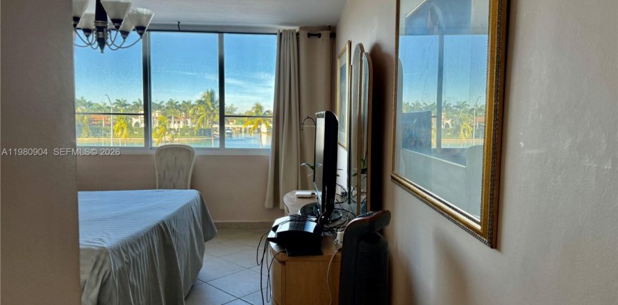 Кондоминиум с 1 спальней в Майами-Бич, Флорида № 2044188