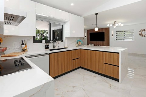 Villa ou maison à vendre à Miami, Floride: 4 chambres, 195.19 m2 № 2076418 - photo 17