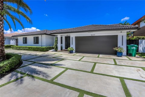 Villa ou maison à vendre à Miami, Floride: 4 chambres, 195.19 m2 № 2076418 - photo 3