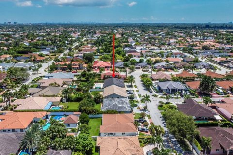 Villa ou maison à vendre à Miami, Floride: 4 chambres, 195.19 m2 № 2076418 - photo 6