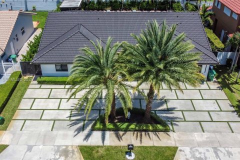 Villa ou maison à vendre à Miami, Floride: 4 chambres, 195.19 m2 № 2076418 - photo 5