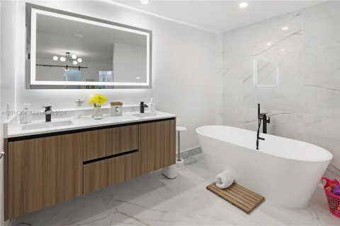 Villa ou maison à vendre à Miami, Floride: 4 chambres, 195.19 m2 № 2076418 - photo 23