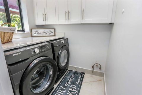 Villa ou maison à vendre à Miami, Floride: 4 chambres, 195.19 m2 № 2076418 - photo 28
