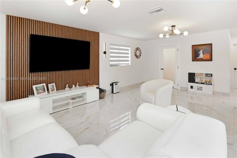 Villa ou maison à vendre à Miami, Floride: 4 chambres, 195.19 m2 № 2076418 - photo 20