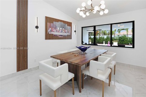 Villa ou maison à vendre à Miami, Floride: 4 chambres, 195.19 m2 № 2076418 - photo 16