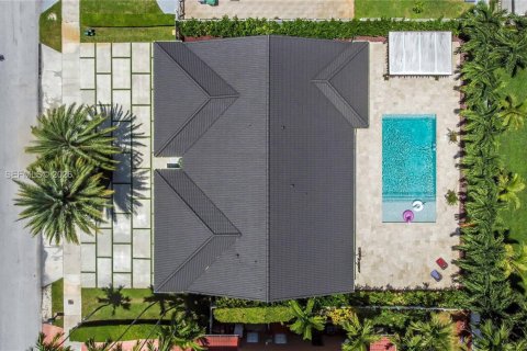 Villa ou maison à vendre à Miami, Floride: 4 chambres, 195.19 m2 № 2076418 - photo 9