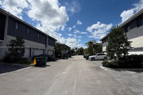 Townhouse in Dania Beach, Florida 4 bedrooms, 186.92 sq.m. № 2040587 - photo 2