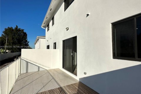 Townhouse in Dania Beach, Florida 4 bedrooms, 186.92 sq.m. № 2040587 - photo 11