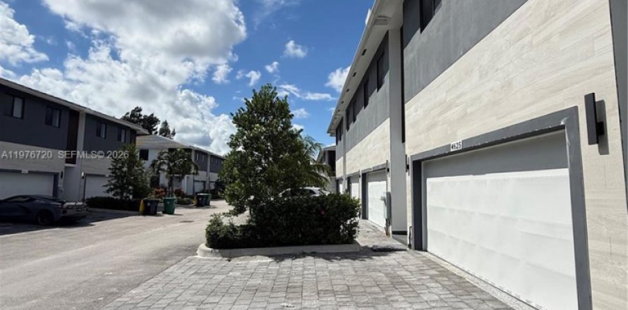 Townhouse in Dania Beach, Florida 4 bedrooms, 186.92 sq.m. № 2040587