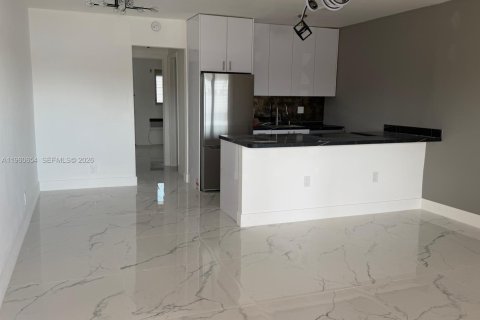 Купить кондоминиум в Халландейл-Бич, Флорида 1 спальня, 58.06м2, № 2085814 - фото 3
