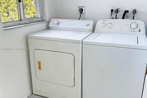 Touwnhouse à louer à Miami, Floride: 2 chambres, 104.05 m2 № 2027250 - photo 14